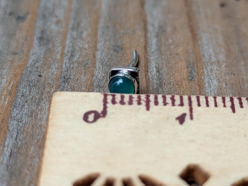 Puces d'oreilles onyx vert et argent 925, le cadeau minimaliste idéal