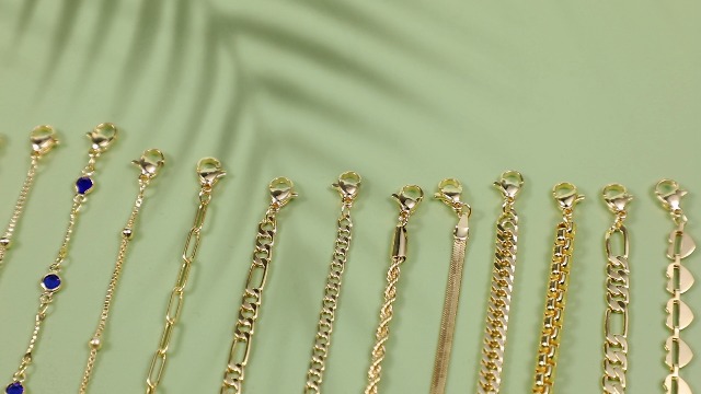 Tasiso Bracciale Oro Con Croce Laterale, Perle E Catena A Spina Di Pesce – Gioiello Minimalista Fatto A Mano Per Donna, Regalo Con Scatola