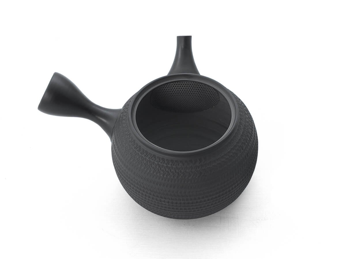 japanische Tee-Kanne Tokoname TOBIKANNA KURO in Geschenk-Box. Schwarz, handmade auf der Töpfer-Scheibe. Unglasiert, integriertes Keramik-Sieb