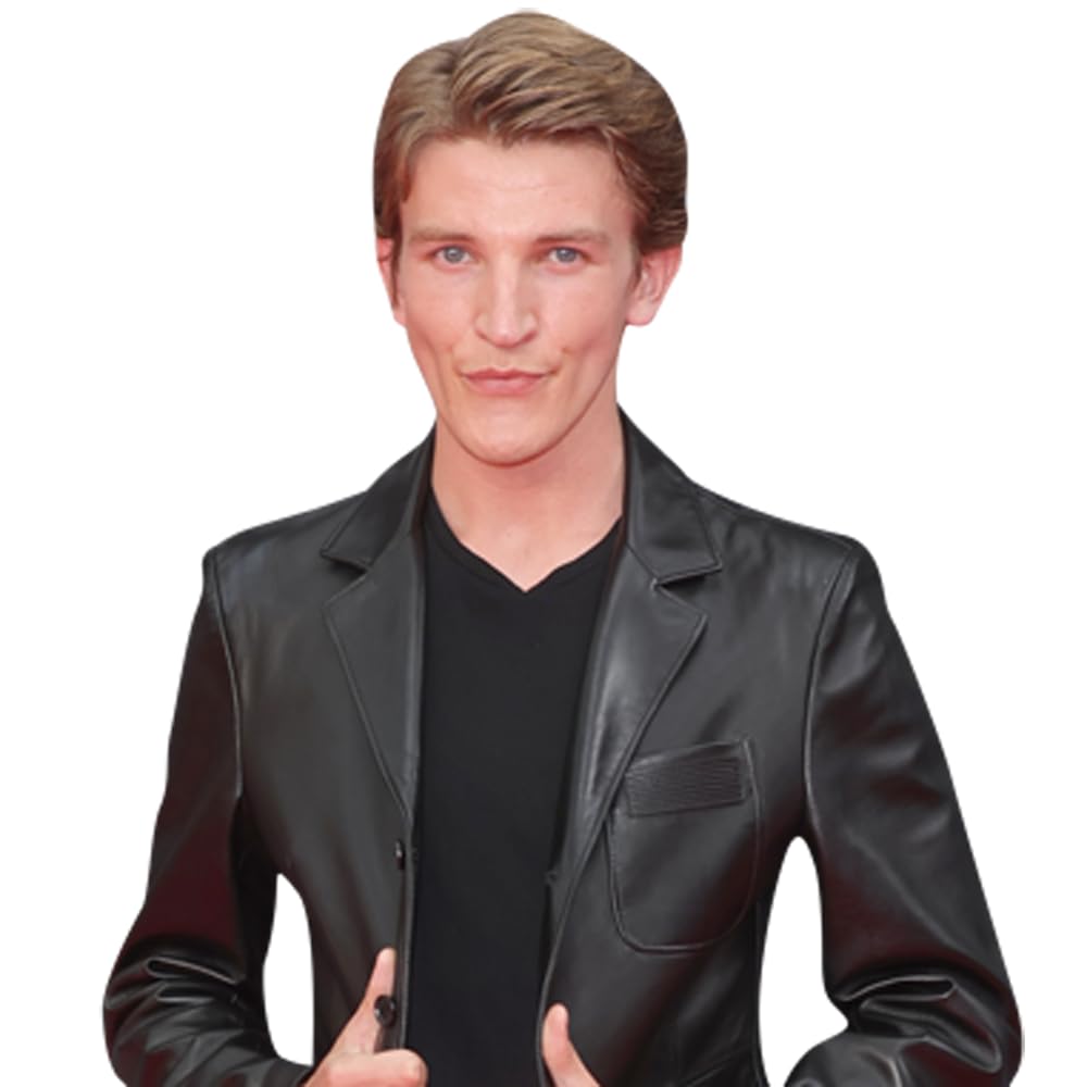 Ewan Mitchell (Black Outfit) Halber Körper Buddy Ausschnitt