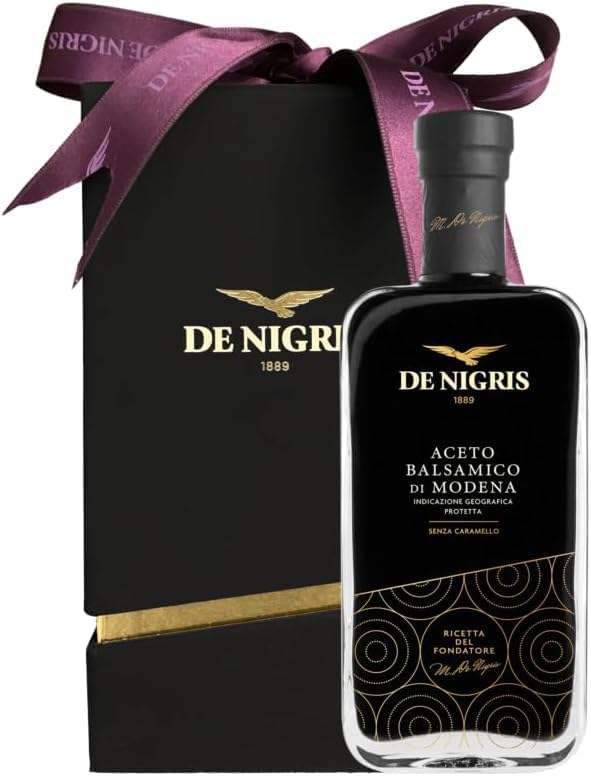 🍇 TRADIZIONE E QUALITÀ: L'Aceto Balsamico di Modena IGP “Ricetta del Fondatore” di De Nigris è realizzato seguendo la ricetta originale di Marcello de Nigris. La nostra dedizione alla tradizione garantisce un prodotto autentico, realizzato con le migliori materie prime selezionate per offrirti un condimento di alta qualità.