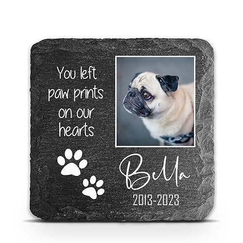 Piccola targa commemorativa personalizzata grigio scuro per animali domestici, gatti, cani, in ardesia, con cornice in pietra e zampe, dimensioni 10,2 x 10,2 cm o 100 x 100 mm | - Foto con due