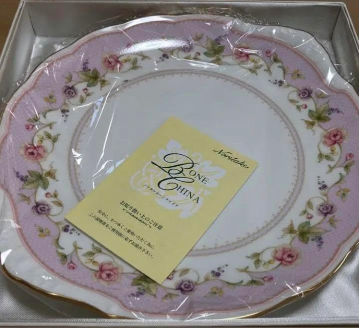 新品✨Noritake プレート お皿4枚 ナプキンリング2個 カトラリー4本 N4