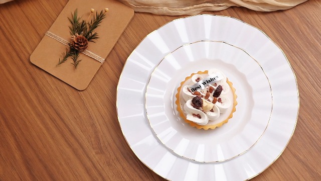 HIGH END 100 Pcs White Wave Plastic Plates with Gold Trim