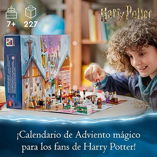 Harry Potter Calendario dell’Avvento 2023 con 24 Regali tra cui 18 Mini Costruzioni del Villaggio di Hogsmeade e 6 Minifigure, Giochi per il Countdown di Natale per Bambini, Bambine e Fan 76418 - Lego - Immagine 1