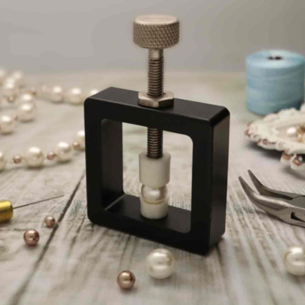 The Beadsmith Perlen-Bohrschraubstock – hält 3–2 mm Perlen – 5,1 cm quadratisch, inklusive Schraubstock zum sicheren Bohren von Präzisionslöchern in zarten Perlen, Mini-Drehwerkzeug zum Erstellen von