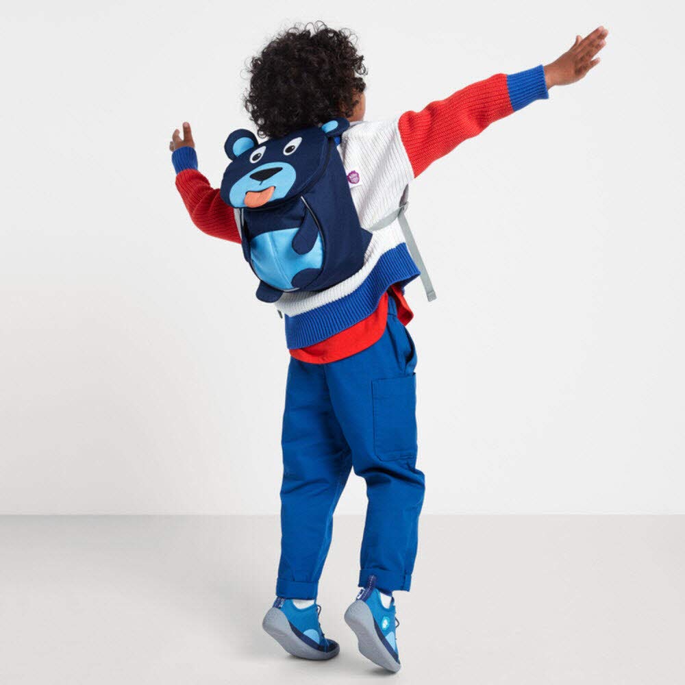 Affenzahn Kleiner Freund Kindergarten-Rucksack für 1-3 Jährige Ergonomisch Reflektierend Ziehzunge mit Namensschild Bär | Ergonomischer Kindergarten-Rucksack für Kinder von 1 bis 3 Jahren mit Reflektoren, Ziehzunge und Namensschild