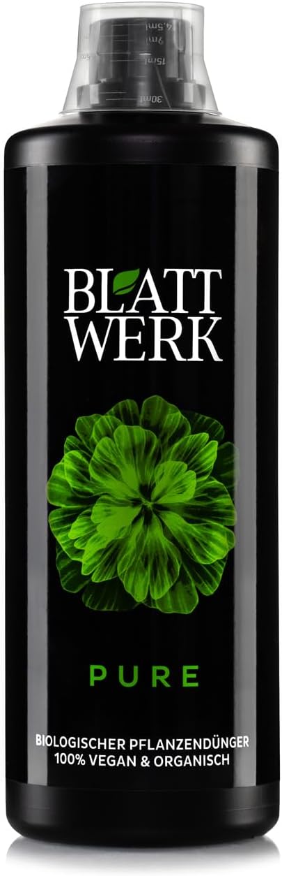 1 litre BLATTWERK Pure Bio Universal Fertiliser, vegan and organic NPK fertiliser with amino acids. Liquid natural fertiliser made from grass for lawns, fruit and vegetables, balcony and garden plants