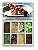 Das hier ist eine kleine Schatztruhe mit 8 erlesenen Gewürzen für die japanischen Hühnerspieße mit Yakitorisauce. Dieses leckere Fingerfood gibt es in Japan verschiedensten Varianten. Unterschiedliche Gewürze und vor allem die unterschiedlichen Fleischteile und -sorten sorgen für geschmackliche Vielfalt. Unser Rezept, aus Osaka, kombiniert zarte Hühnerbrust mit einer raffiniert gewürzten, salzig-süßen Mariande. Ein echtes Highlight auf dem Grill und ein tolles Geschenk, nicht nur für Männer.