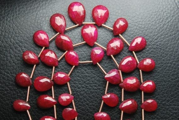 Rubis teinté de qualité supérieure LKBEADS briolettes poires facettées 7-8mm