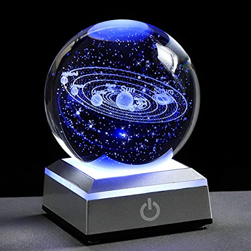 CUQOO Boule de cristal avec système solaire 3D avec éclairage LED coloré - 80 mm planètes modèle décor science astronomie cadeaux | univers gravé planète sphère Pâques décoration maison pour enfants Cover