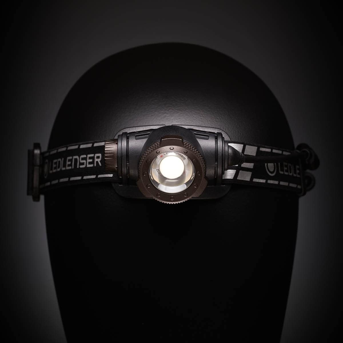 Ledlenser H7R Signature Premium Torcia Frontale LED, Ricaricabile, Impermeabile IP67, 1200 Lumen, Bluetooth, dimmerabile, Portata Luminosa 260m, Cavo di ricaricamagnetico USB