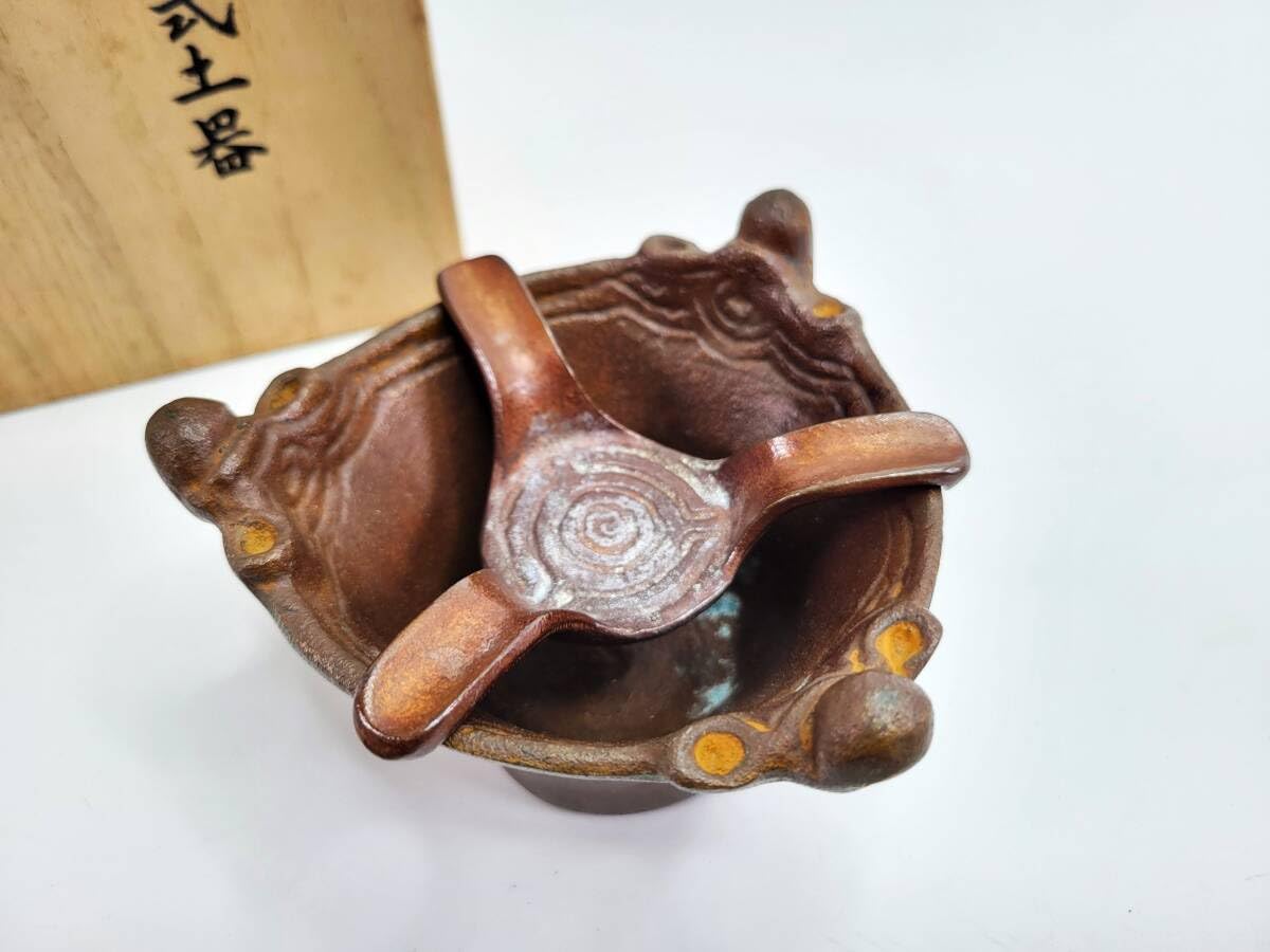 【共箱/解説付】会田富康作 縄文式土器 複製 ブロンズ 第一生命 記念品 Amazon.co.jp: 【蔵出し品】縄文土器会田富康年美術年鑑掲載物故金工作