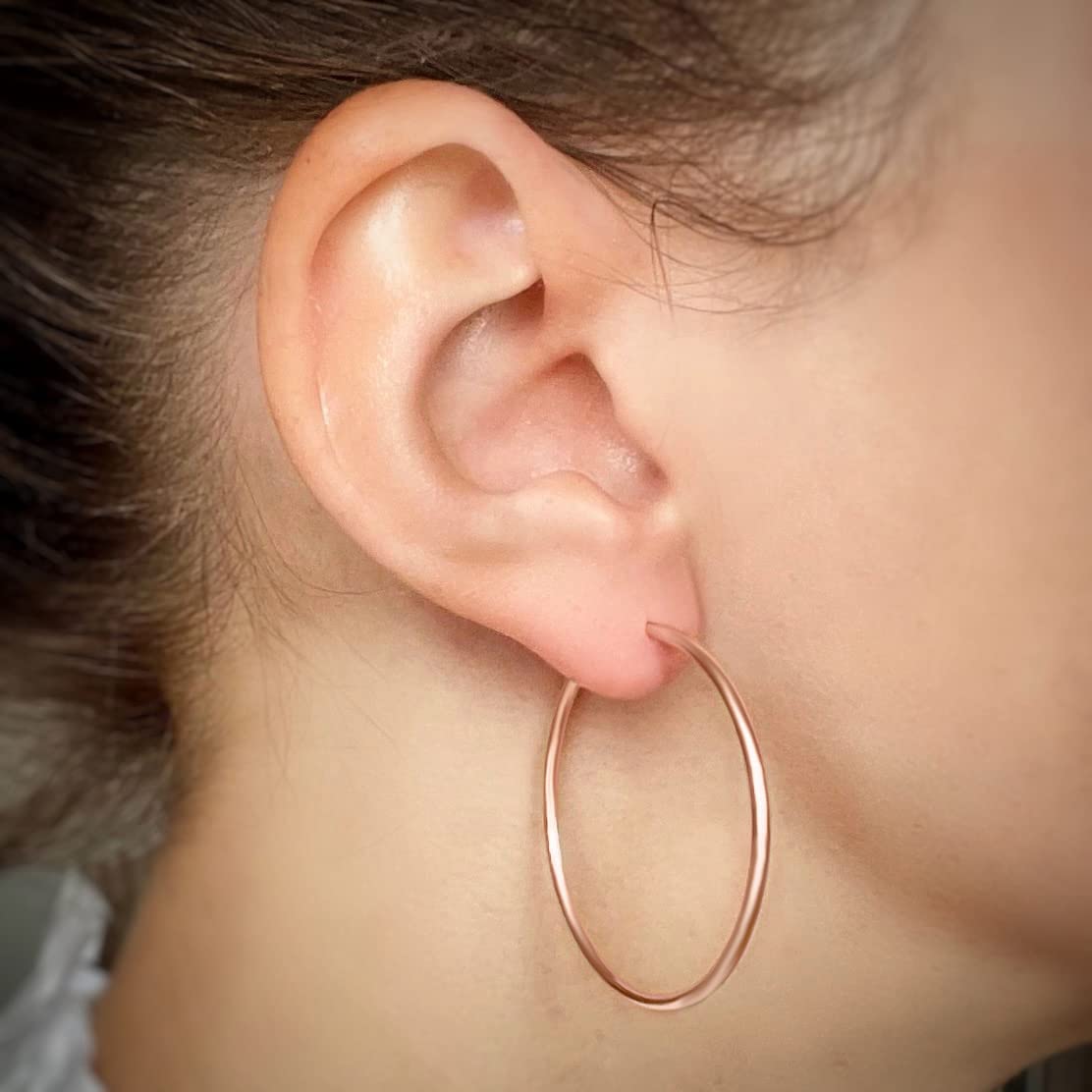 Mary & Jules Ohrringe Rosegold aus 925 Sterling Silber, vergoldet, schlichte, feine Creolen Rosegold, aus recyceltem Silber, Hoop Ohrring für Frauen und Mädchen, goldene Ohrringe Damen