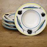 Artisanat authentique peint à la main - Chaque assiette de 28 cm est fabriquée en céramique et décorée dans le style vietrois avec un design géométrique jaune au caractère moderne mais lié à la tradition méditerranéenne.