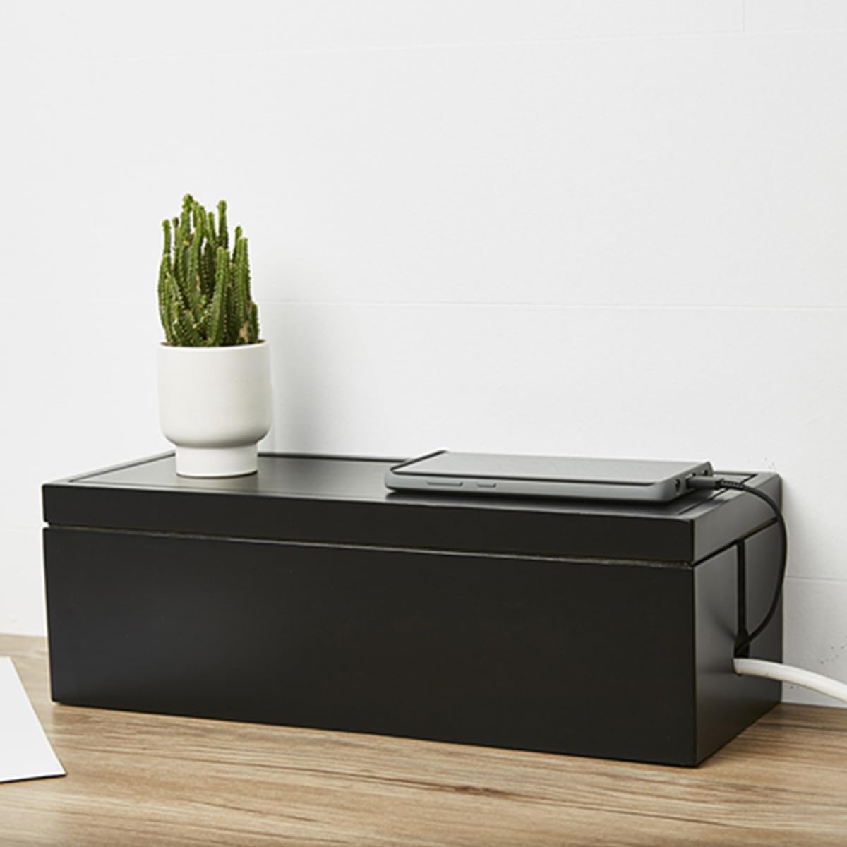 Amosfun Caja Organizadora para Cables y Enchufes Negra de Plástico Diseño Ranurado para Gestión Rápida en Hogar y Oficina