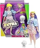 Die Accessoires der Barbie-Puppe, bestehend aus neongrüner Mütze, Handtasche in Edelstein-Form, Statement-Kette und weißen Turnschuhen, verleihen ihr noch mehr persönlichen Ausdruck und sorgen für spannenden Spielspaß