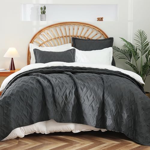 Image of EVENHUG Quilt Set King Size Soft Lightweight Bedspreads with 2 Pillow Shams Reversible Bedding Coverlets for All Seasons 3 Piece (106 inchx96 inch)