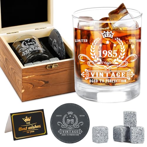 Amosking 40th cumpleaños regalos para hombres, vintage 1985 whisky cristal set, caja de madera, piedras de whisky, póster tarjeta de aniversario para posavasos, ideas de regalos de cumpleaños para él,