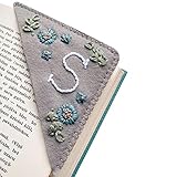 Handstickerei: Filz-Lesezeichen ist ein interessantes Geschenk für Buchliebhaber, ein personalisiertes handgesticktes Eck-Lesezeichen, das aus Filz und recyceltem Karton von Hand genäht wird.