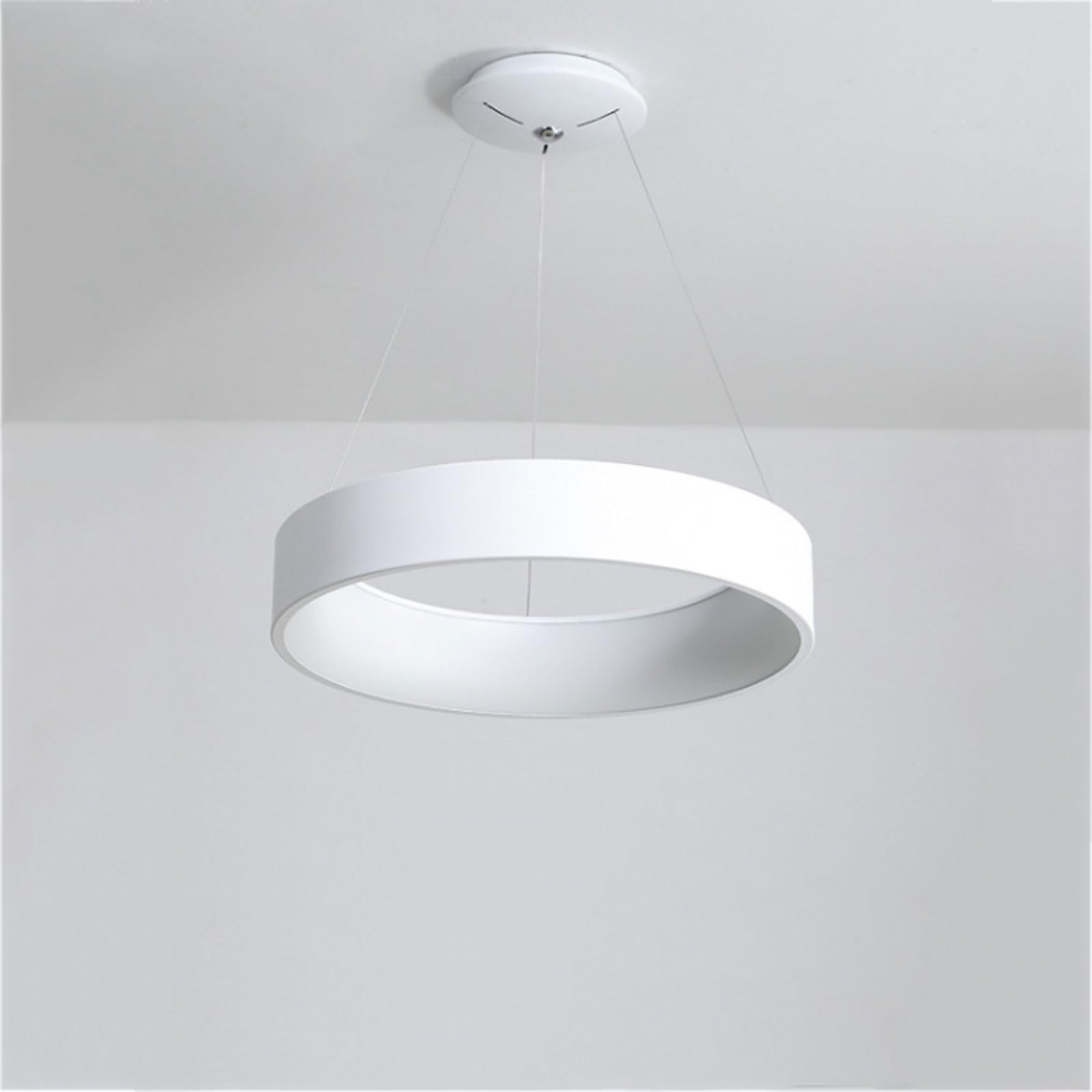 Suspension LED anneau blanc pour éclairer un salon sombre avec style