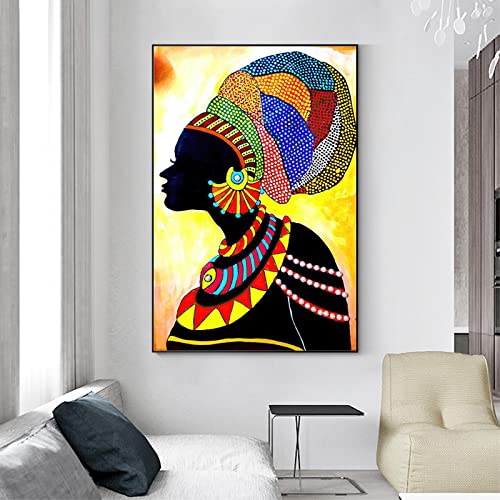 Décoration de chambre à coucher : tableau africain encadré contre les murs vides