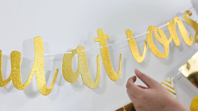 Elicola The Beginning of a New Chapter Banner Glitter Bunting Sfondo per Fidanzamento/Laurea/Baby Shower/Pensionamento/Nuova Decorazione per Feste a Casa, Nero Oro