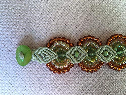 Pulsera macrame verde hecha a mano con cuentas ambar y verdes.Mide aprox.17 cm. de largo y 3 cm. de ancho Cierra con botón
