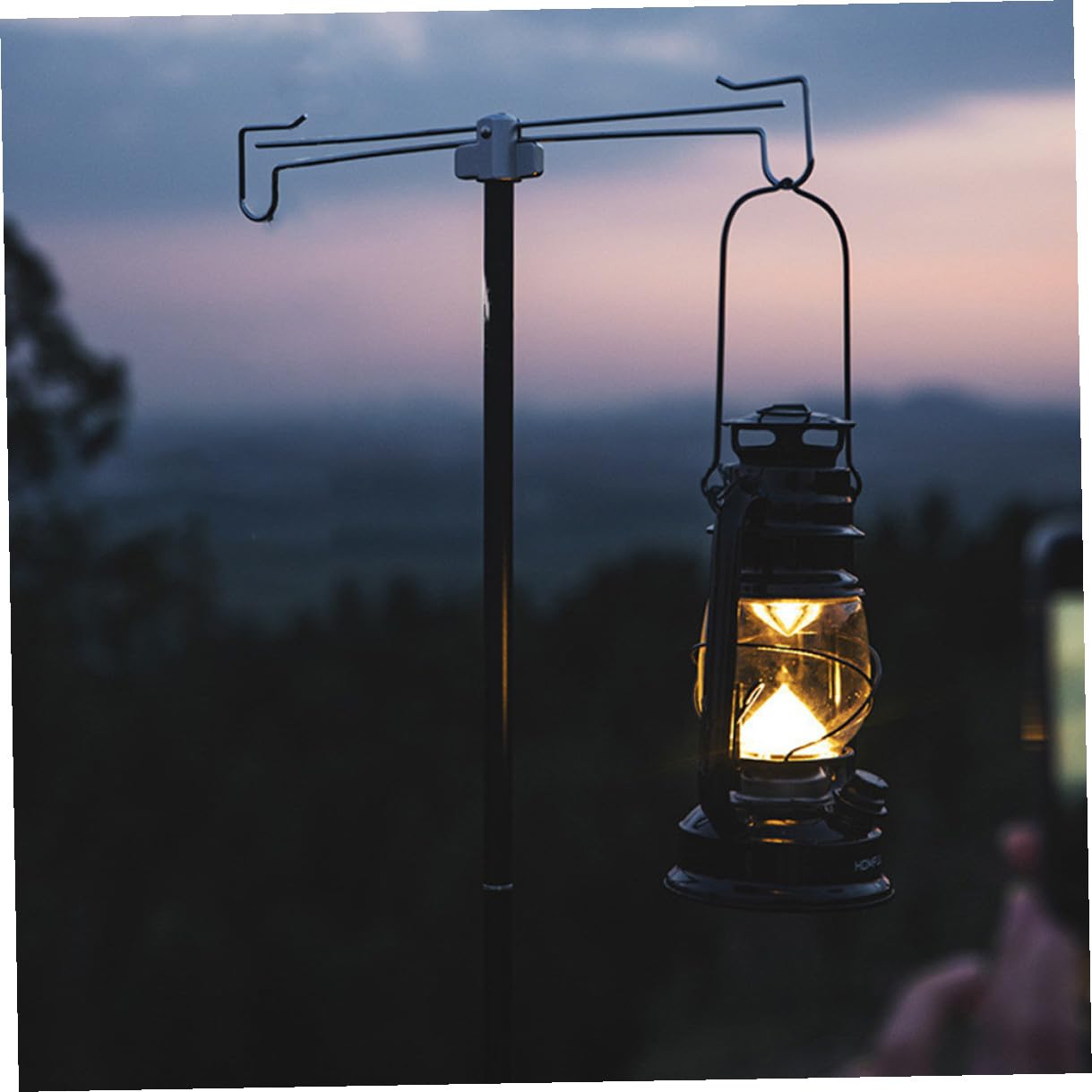 Faltbarer Camping Laternenständer aus Aluminiumlegierung Stabiles Dickes Gestänge Doppelte Haken für Schwere Lampen Robust und Tragbar für Outdoor Camping und Gartenbeleuchtung