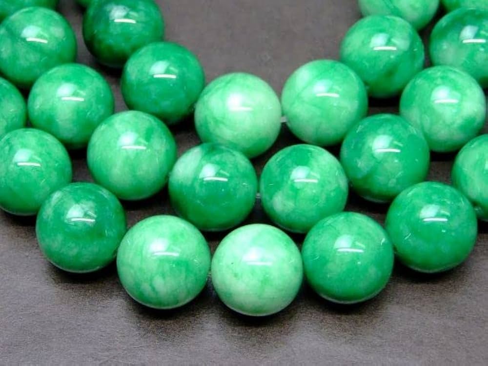 円形 翡翠(中グリーン有り)　　　　　　　　　円径58mm•厚さ15 円形 翡翠(中グリーン有り) 円径58mm•厚さ15 形 翡翠(中グリーン