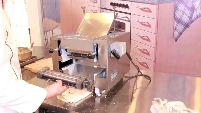 Amazon | NEWTRY 製麵機 ローラーカッター式 電動式 0.5‐4㎜厚み調整