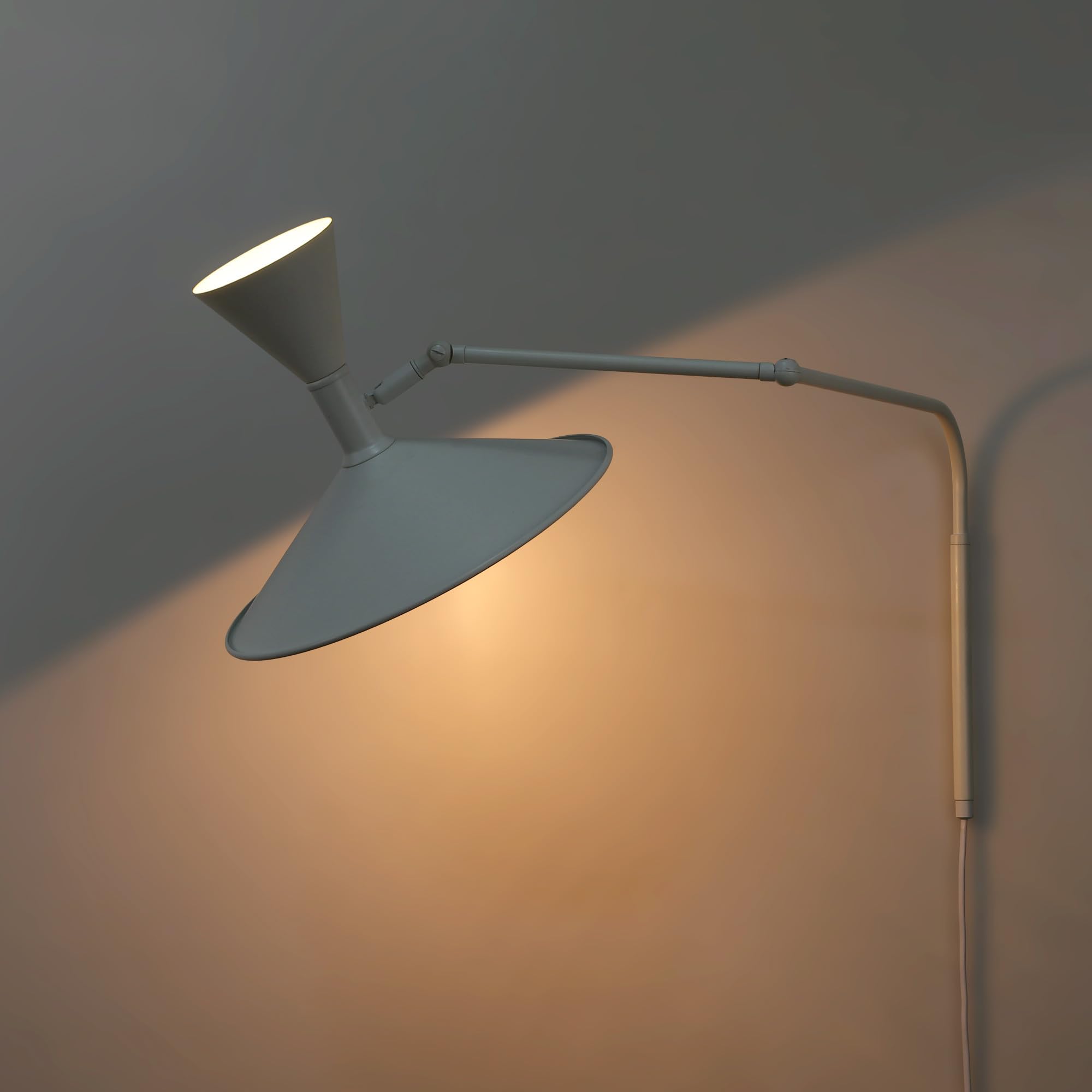 BARCELONA LED Lampada da Parete Industriale Grande 40 cm, Applique a Braccio Articolato, Stile Vintage e Moderno, Paralume in Metallo Bianco Interno Bianco, per Ristorante, Scale e Camera