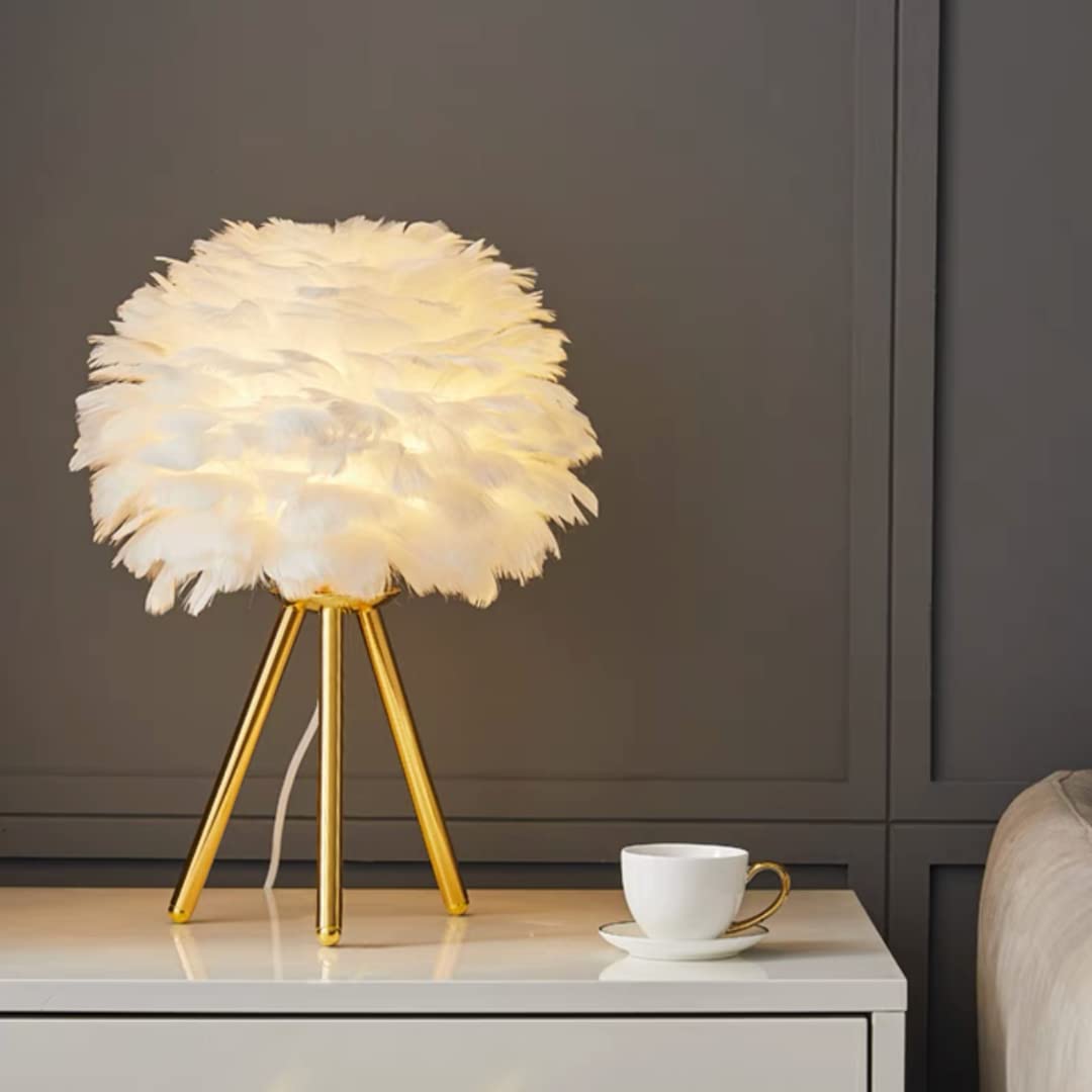 Lampada da tavolo in piuma bianca Lampada da comodino con elegante asta di supporto dorata Lampada da tavolo in piuma decorativa Lampada da tavolo in piuma per camera da letto, soggiorno