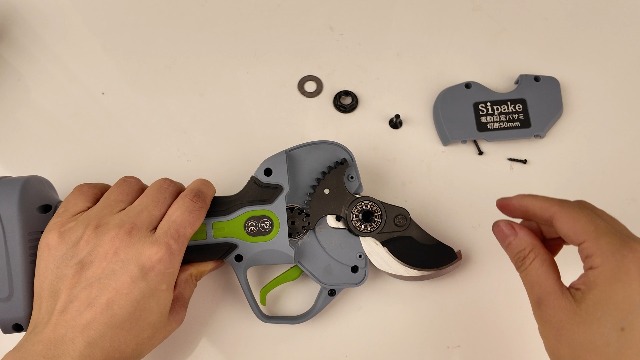 Amazon | 【業界新型・5cmの大切断径】電動ハサミ 電動剪定