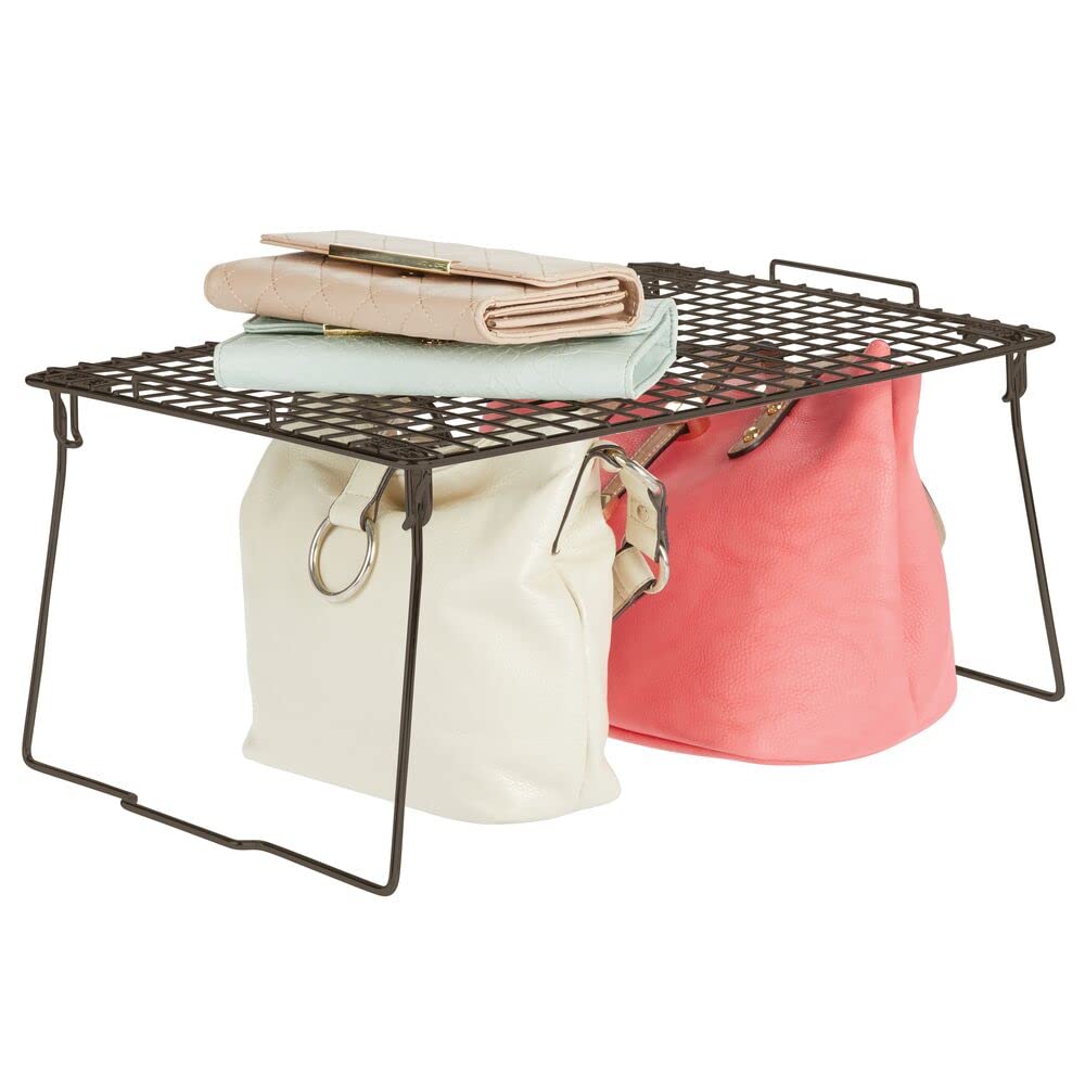 mDesign Estante apilable – Estante de metal plegable – Organizador de armarios moderno para el dormitorio, el baño o el pasillo – color bronce