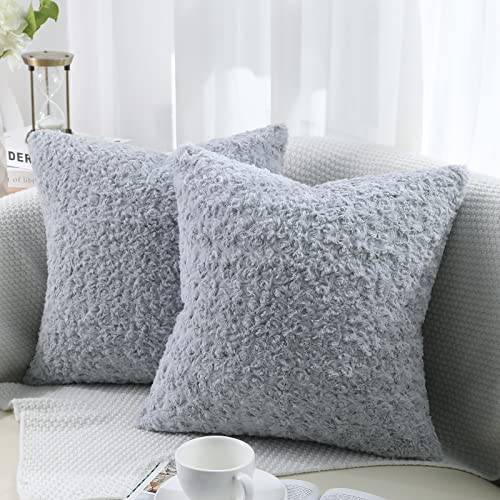 decorUhome Lot de 2 housses de coussin décoratives en fausse fourrure gris clair avec motif rose 3D pour canapé, 65 x 65 cm Cover