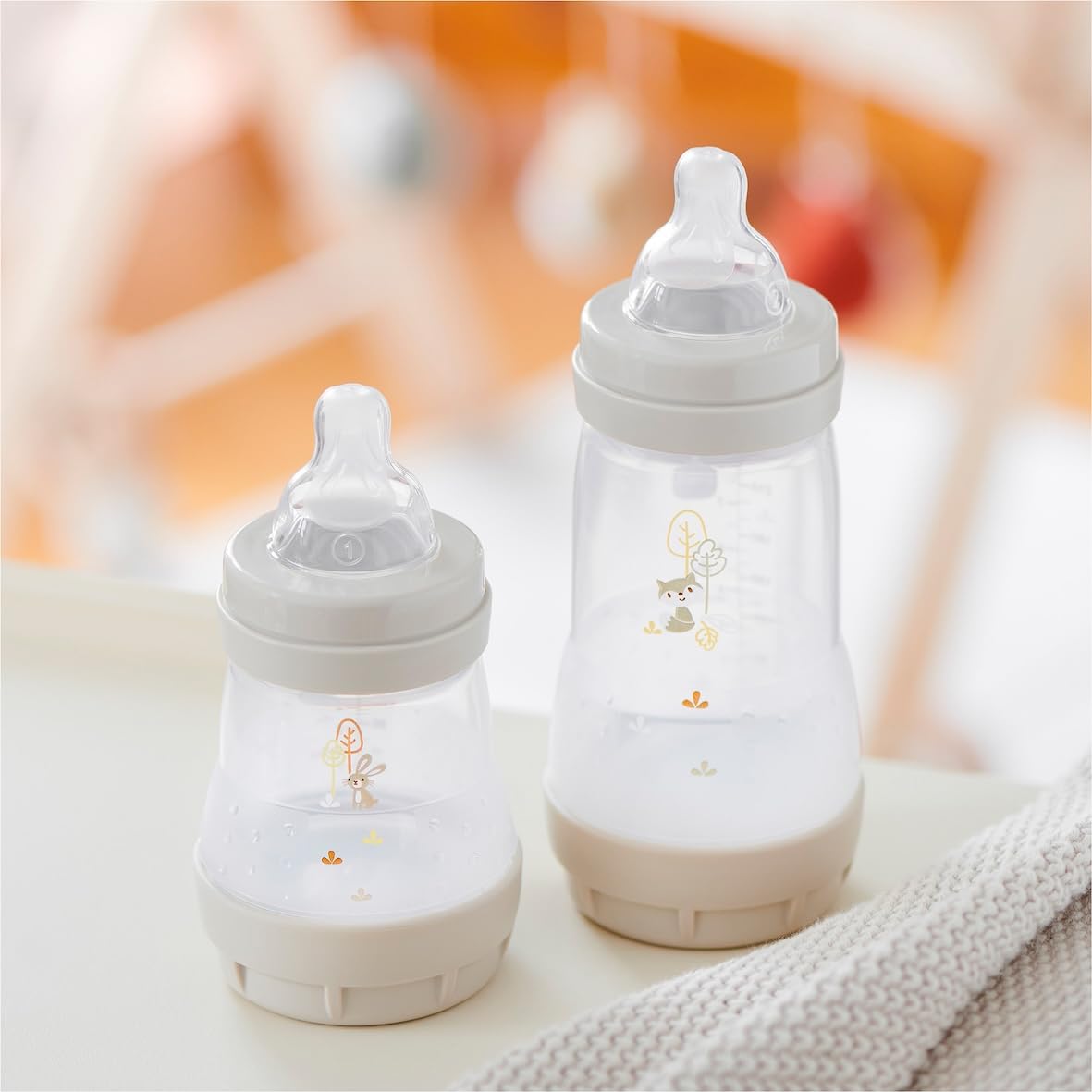 MAM | Lot de 2 biberons Easy Start Anti-Colique 0+ mois débit lent (2 x 160 ml) Lilas + Sable – Biberon pour réduire les coliques et l'inconfort de bébé – Biberon bébé compatible avec l'allaitement