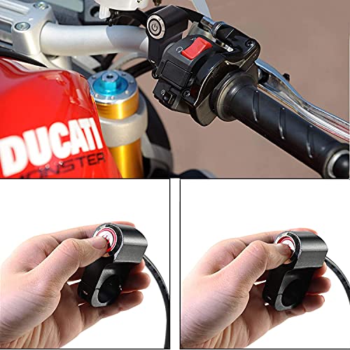 Imagen que muestra el interruptor Greluma instalado en el manillar de una motocicleta Ducati, con una mano mostrando la funcionalidad del botón