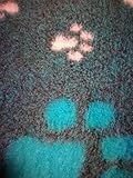 Riecht nicht nach nassem Hund Original Drybed rutschfest in dunkelblau mit blauer Pfote, Größe 100x75cm, Hundebett, Liegedecke, Hundedecke,Ruheplatz, Trocken