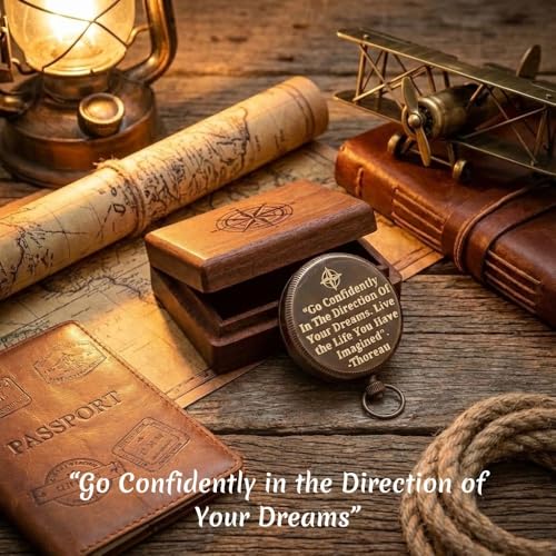 Brújula de Bolsillo Vintage Grabada con Texto Inspiracional, Latón y Estuche de Madera miniatura 4