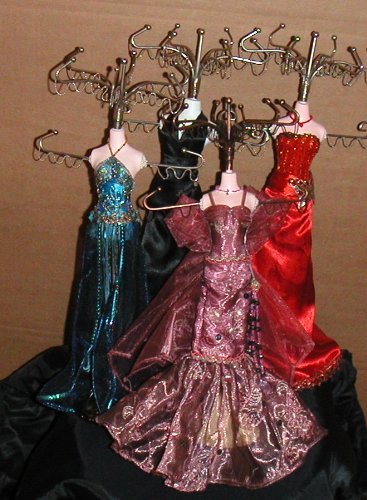 Yeti-Gold Schmuckpuppe in Abendkleid Farbe rot Cover