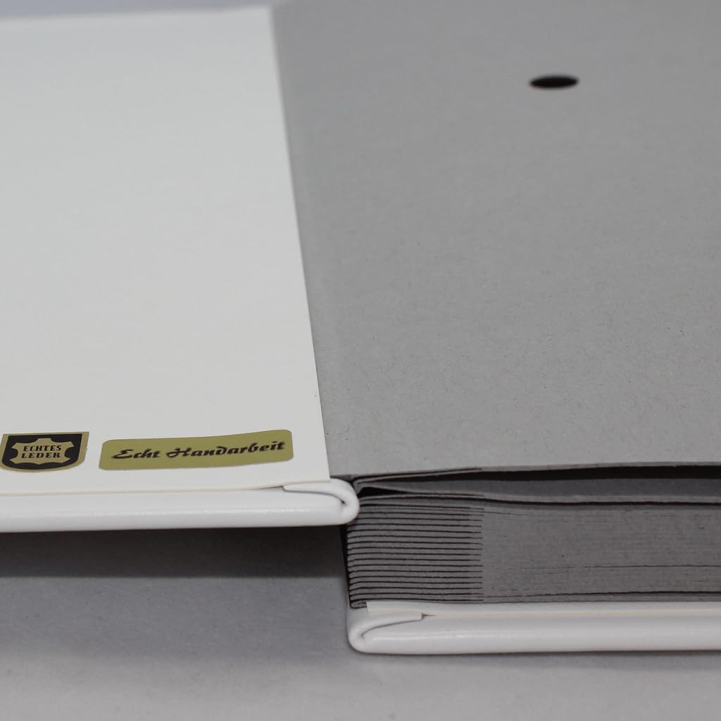 Unterschriftenmappe aus glattem Vollrindleder in Weiß, Softcover, dehnbarer Rücken, 20 Register-Trennblätter aus stabiler grauer Kartonage, Aufnahme von DIN A4, Prägungen auf Anfrage