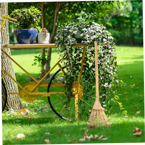 Rastrillo pequeño para jardín con mango de madera miniatura 3