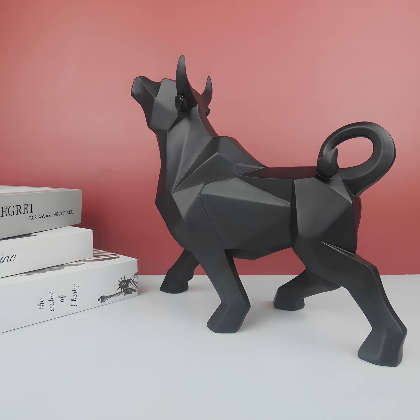 Statua di toro in resina Scultura di animali Arredamento moderno e figura Decorazione astratta di toro per figurine da collezione Ornamenti da tavolo per ufficio a casa （nero）