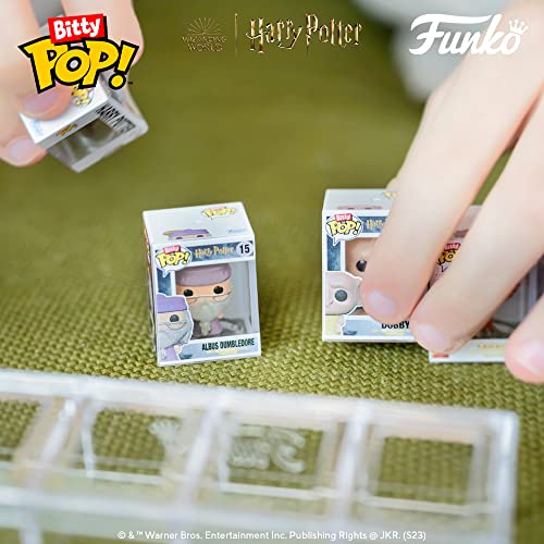 Funko Bitty Pop! Harry Potter - Albus Dumbledore™, Nearly Headless Nick™, Minerva McGonagall™ et Une Mini-Figurine Mystère en Surprise - 2.2 Cm Collectionnable - Étagère Empilable Incluse