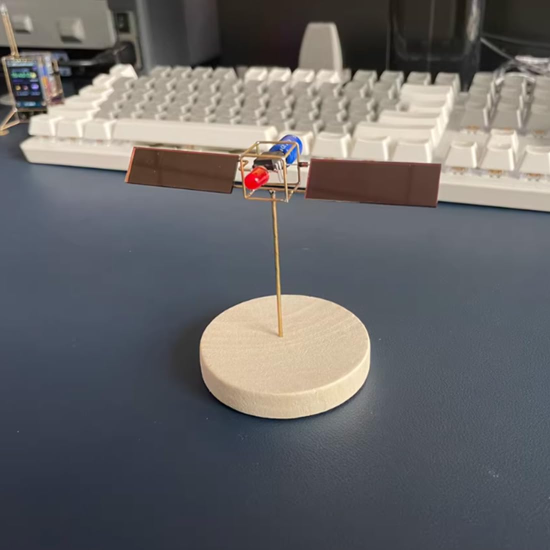 DIY Solar Satellit Metallbausatz mit Solarpanel, Elektronik STEM Lötprojekt, 3D Metallmodell zum Selberbauen, Mechanische Skulptur für Schreibtisch & Technikfans