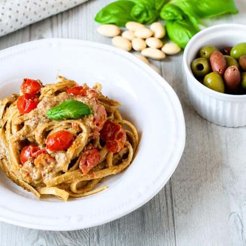 Pasta pesto di olive e mandorle