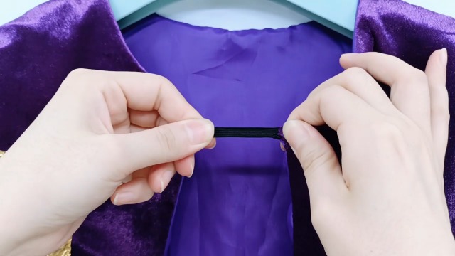 Disfraz infantil de bruja con capa, sombrero y varita miniatura 7
