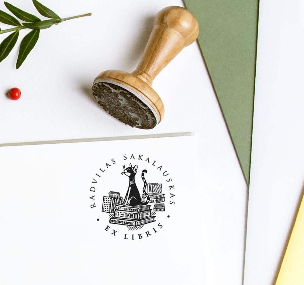 Timbro Ex Libris Personalizzato – Gatto sul Mucchio di Libri – Illustrazione Artistica, Regalo Perfetto per Lettori e Amanti dei Gatti