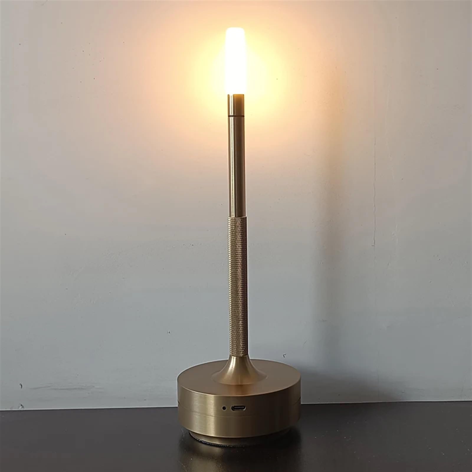 Lampe de table tactile sans fil en aluminium pour résoudre vos manques de prises